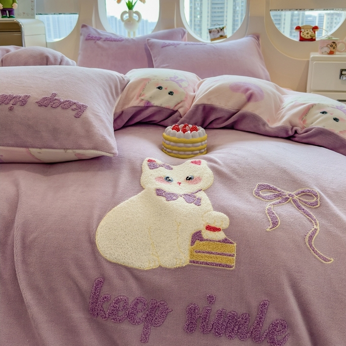 91家纺网 家纺一手货源 找家纺 丝羽坊 2025新款A类潮款加厚牛奶绒四件套 紫色喵影