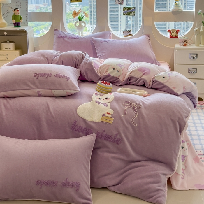 91家纺网 家纺一手货源 找家纺 丝羽坊 2025新款A类潮款加厚牛奶绒四件套 紫色喵影