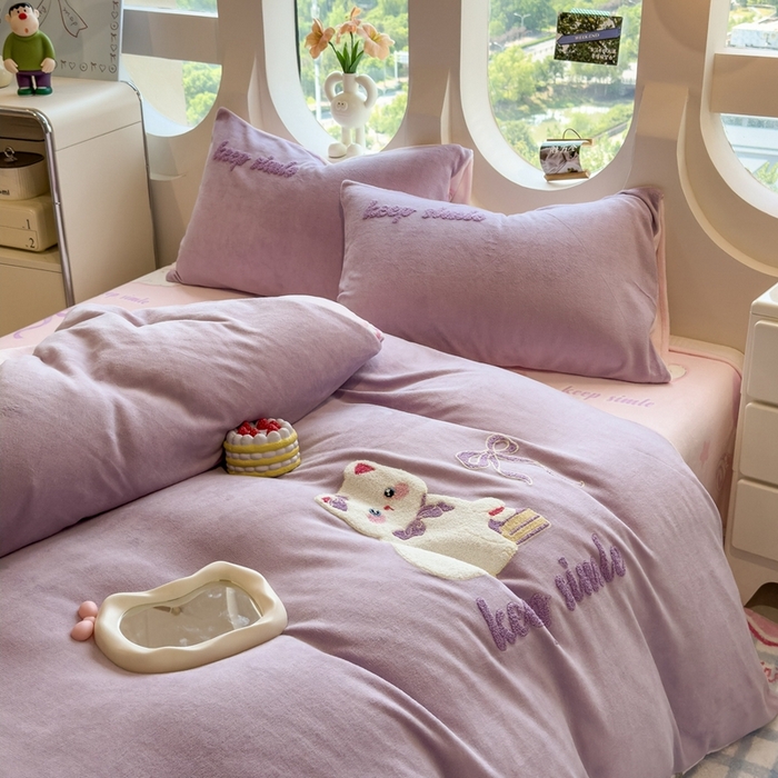 91家纺网 家纺一手货源 找家纺 丝羽坊 2025新款A类潮款加厚牛奶绒四件套 紫色喵影