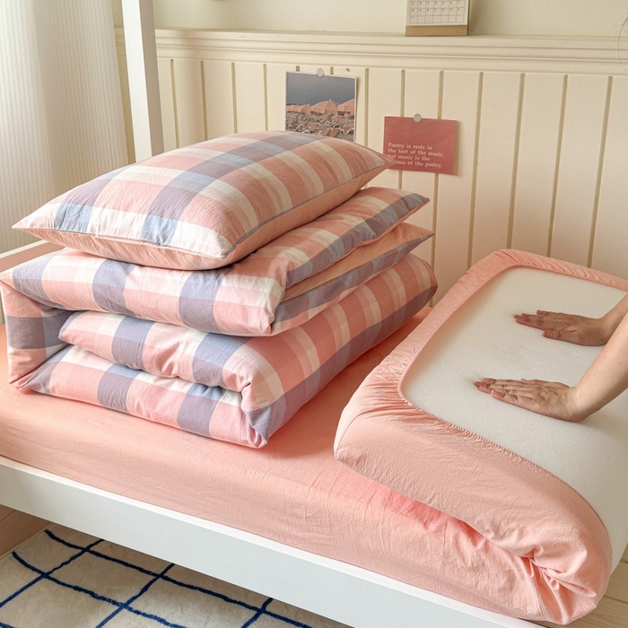 91家纺网 家纺一手货源 找家纺 良品汇馆 2025【学生三件套】纯棉学生宿舍三件套床品件套格子纯色单人上下铺0.9床笠 六宫格暖粉