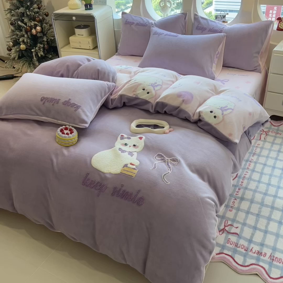 91家纺网 家纺一手货源 找家纺 丝羽坊 2025新款A类潮款加厚牛奶绒四件套 紫色喵影
