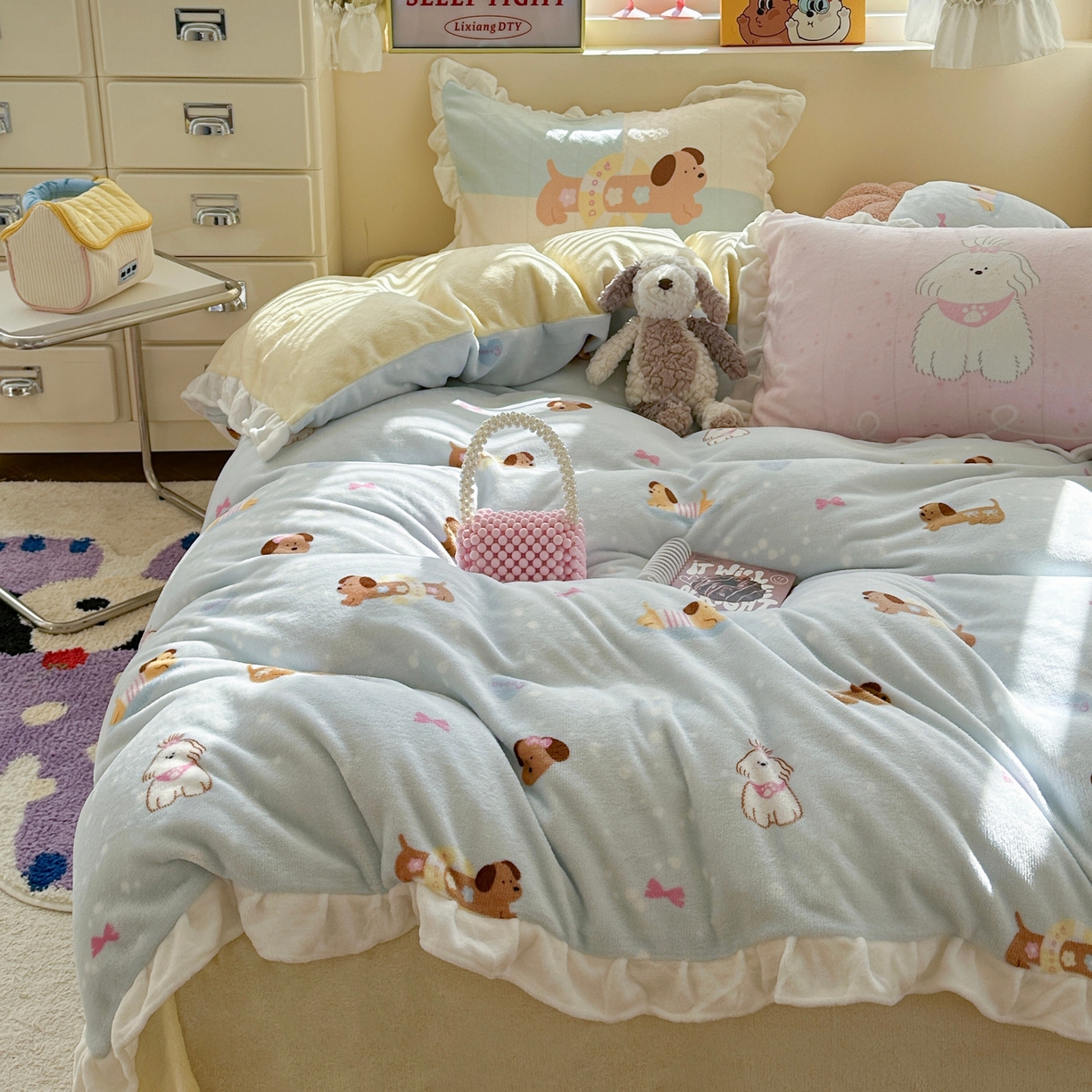 91家纺网 家纺一手货源 找家纺 美乐迪家纺 2025新款加厚牛奶绒花边四件套 香肠狗