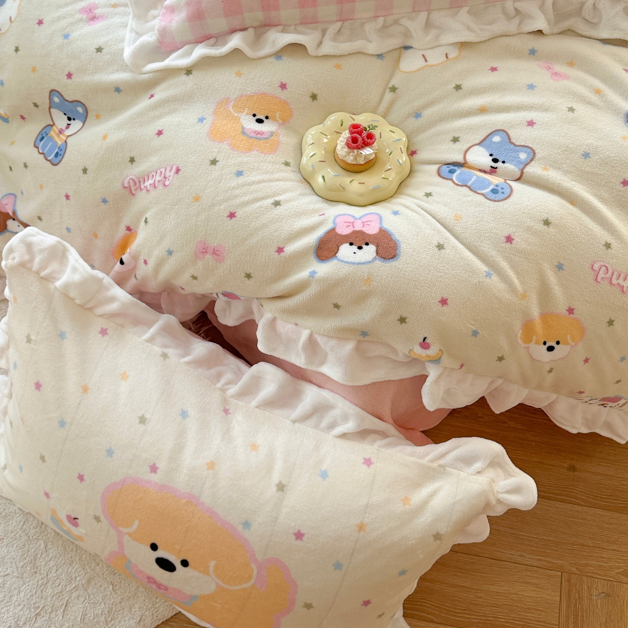 91家纺网 家纺一手货源 找家纺 美乐迪家纺 2025新款加厚牛奶绒花边四件套 许愿小狗