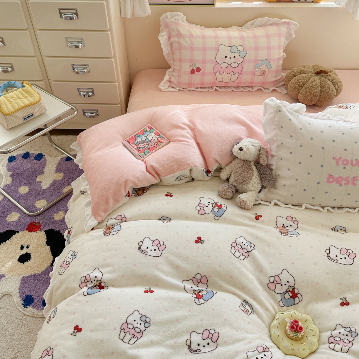 91家纺网 家纺一手货源 找家纺 美乐迪家纺 2025新款加厚牛奶绒花边四件套 小猫的家