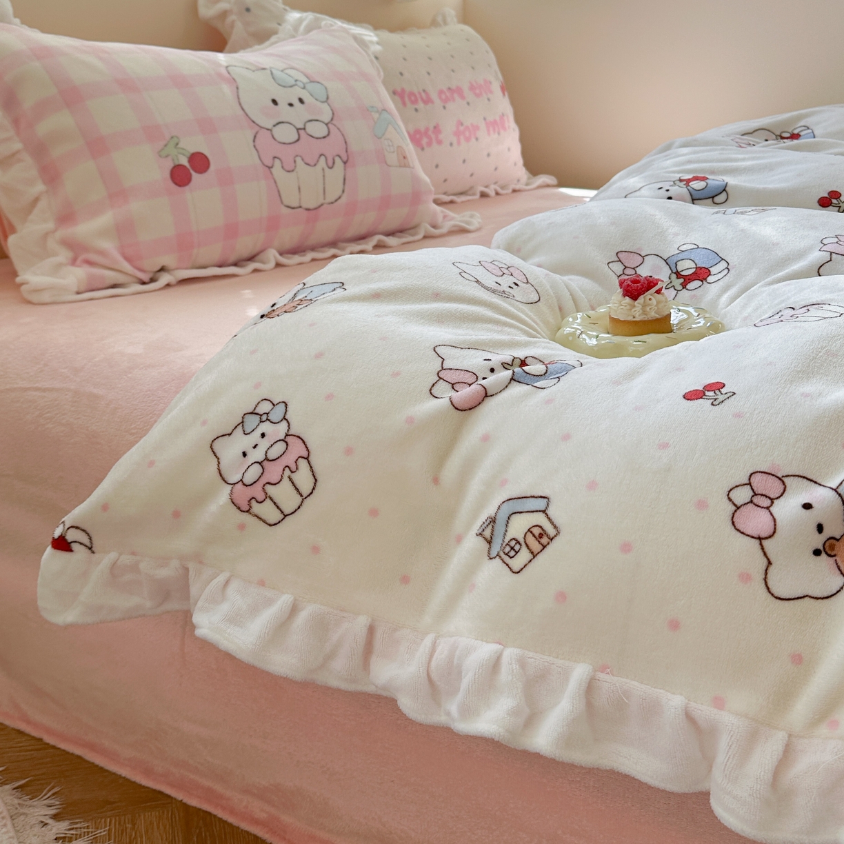 91家纺网 家纺一手货源 找家纺 美乐迪家纺 2025新款加厚牛奶绒花边四件套 小猫的家