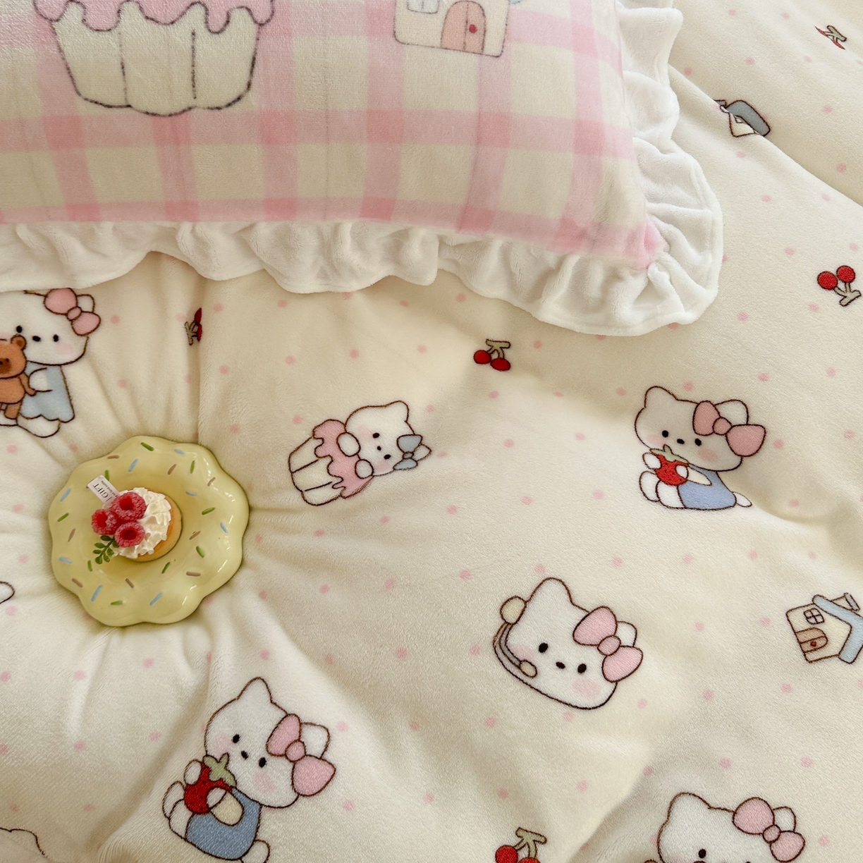 91家纺网 家纺一手货源 找家纺 美乐迪家纺 2025新款加厚牛奶绒花边四件套 小猫的家