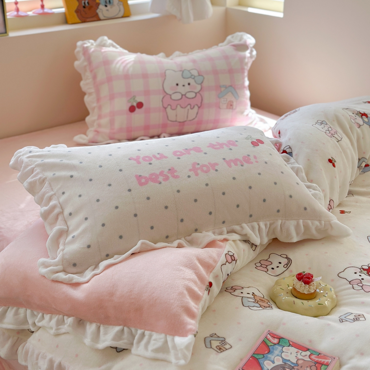 91家纺网 家纺一手货源 找家纺 美乐迪家纺 2025新款加厚牛奶绒花边四件套 小猫的家