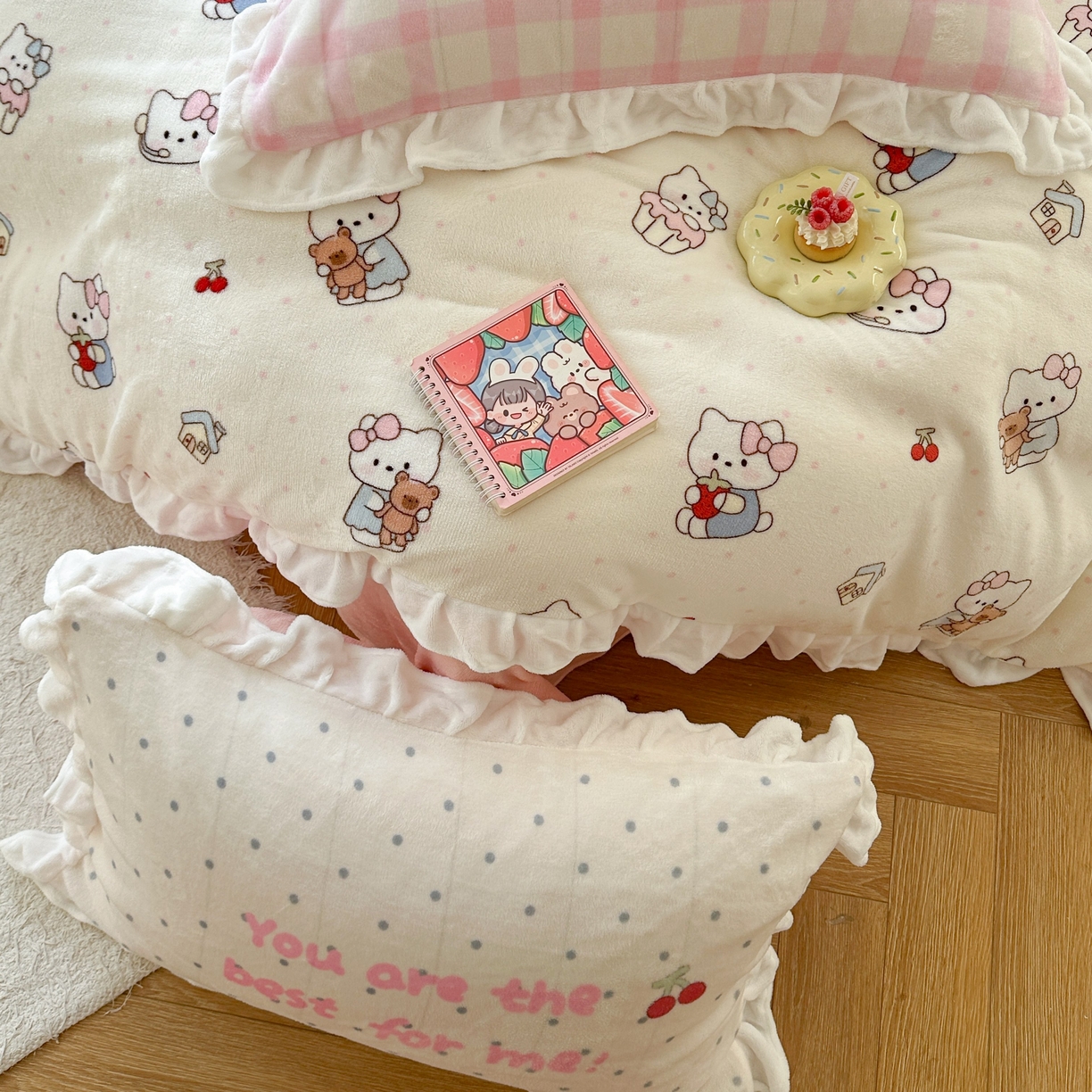 91家纺网 家纺一手货源 找家纺 美乐迪家纺 2025新款加厚牛奶绒花边四件套 小猫的家