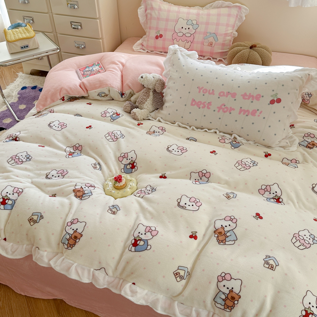 91家纺网 家纺一手货源 找家纺 美乐迪家纺 2025新款加厚牛奶绒花边四件套 小猫的家