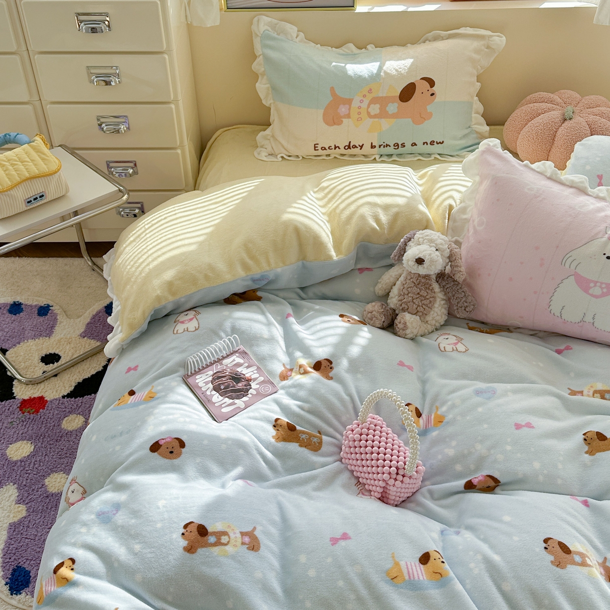 91家纺网 家纺一手货源 找家纺 美乐迪家纺 2025新款加厚牛奶绒花边四件套 香肠狗