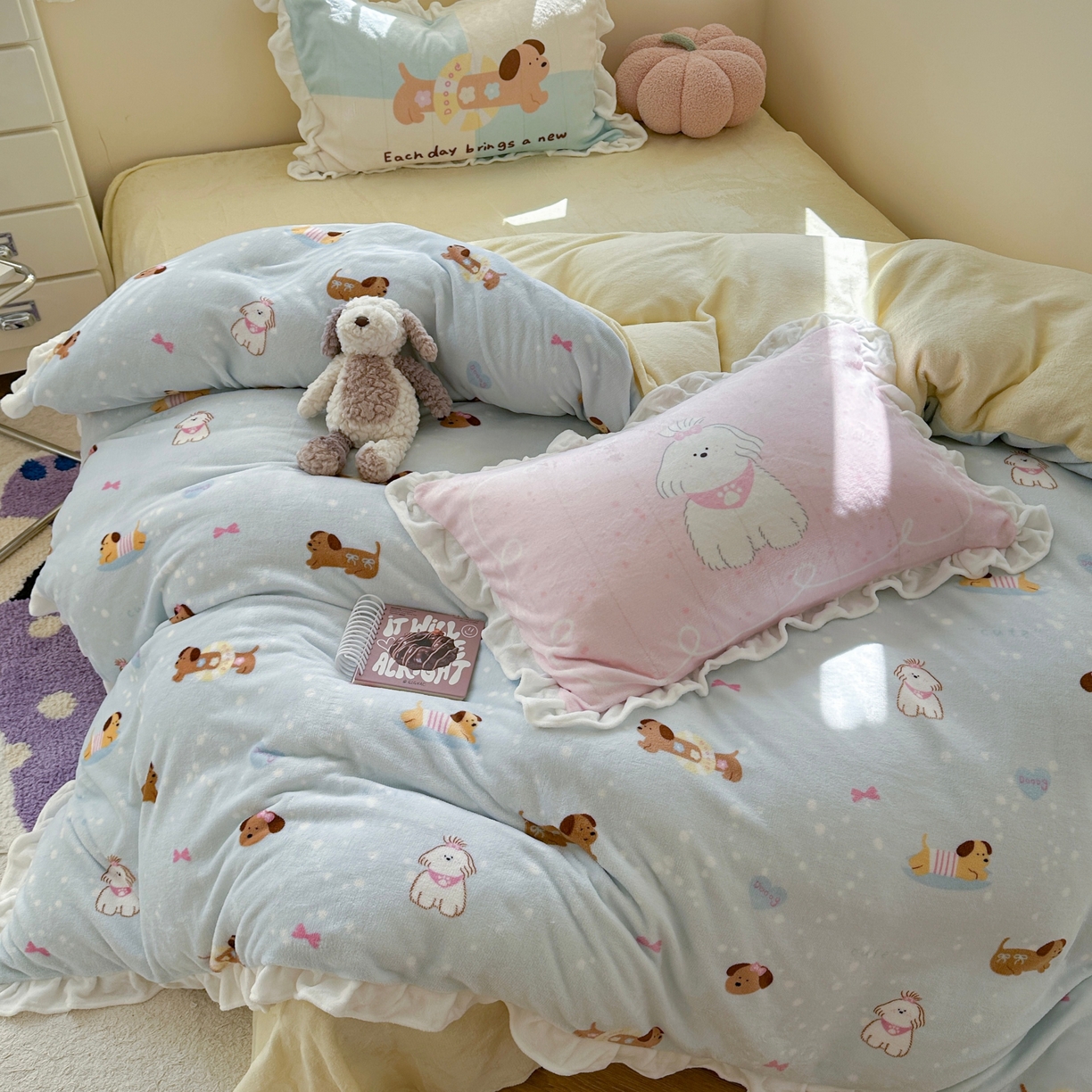 91家纺网 家纺一手货源 找家纺 美乐迪家纺 2025新款加厚牛奶绒花边四件套 香肠狗