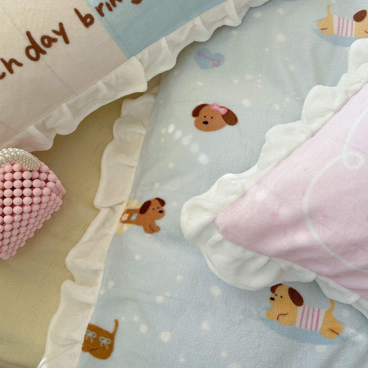 91家纺网 家纺一手货源 找家纺 美乐迪家纺 2025新款加厚牛奶绒花边四件套 香肠狗