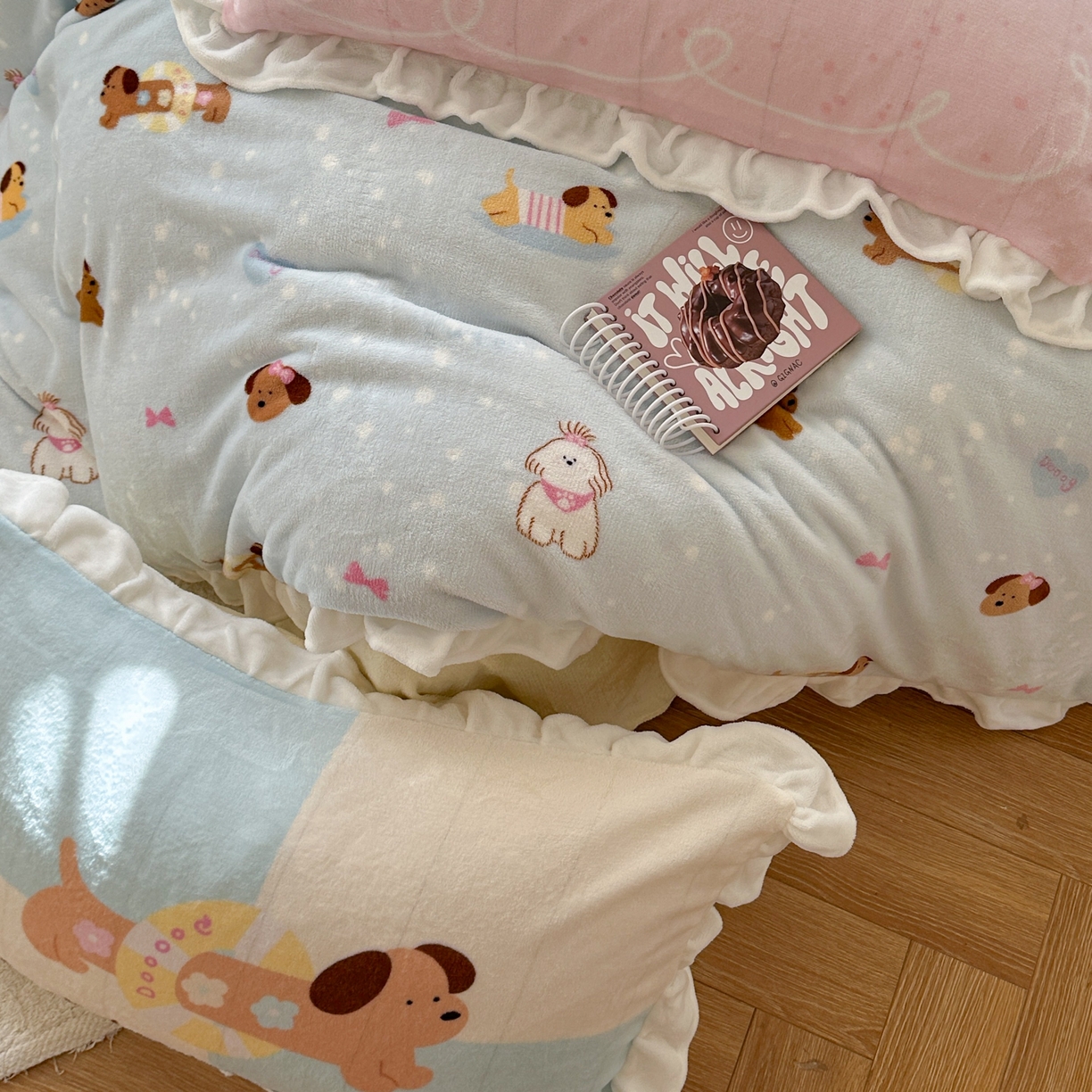 91家纺网 家纺一手货源 找家纺 美乐迪家纺 2025新款加厚牛奶绒花边四件套 香肠狗