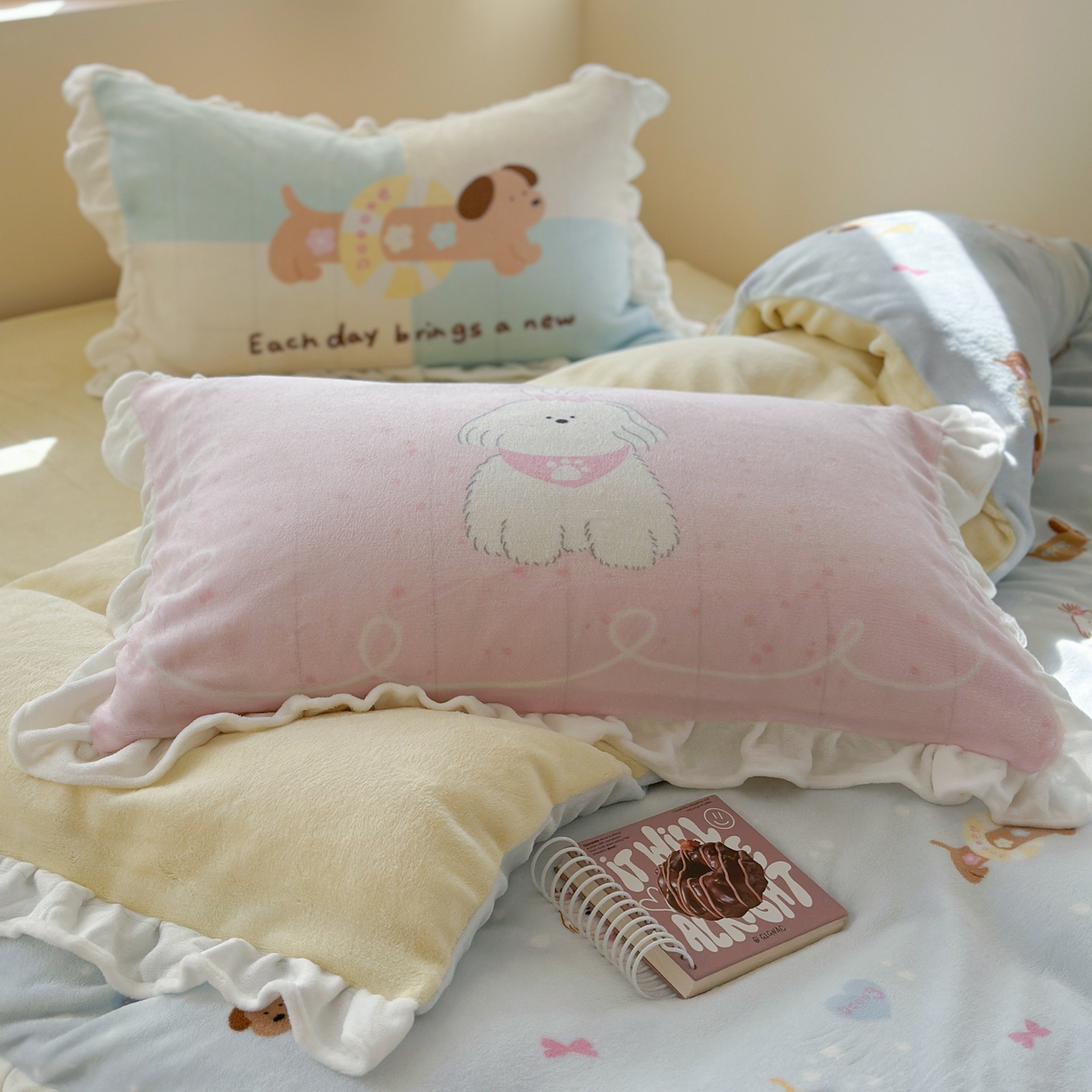 91家纺网 家纺一手货源 找家纺 美乐迪家纺 2025新款加厚牛奶绒花边四件套 香肠狗