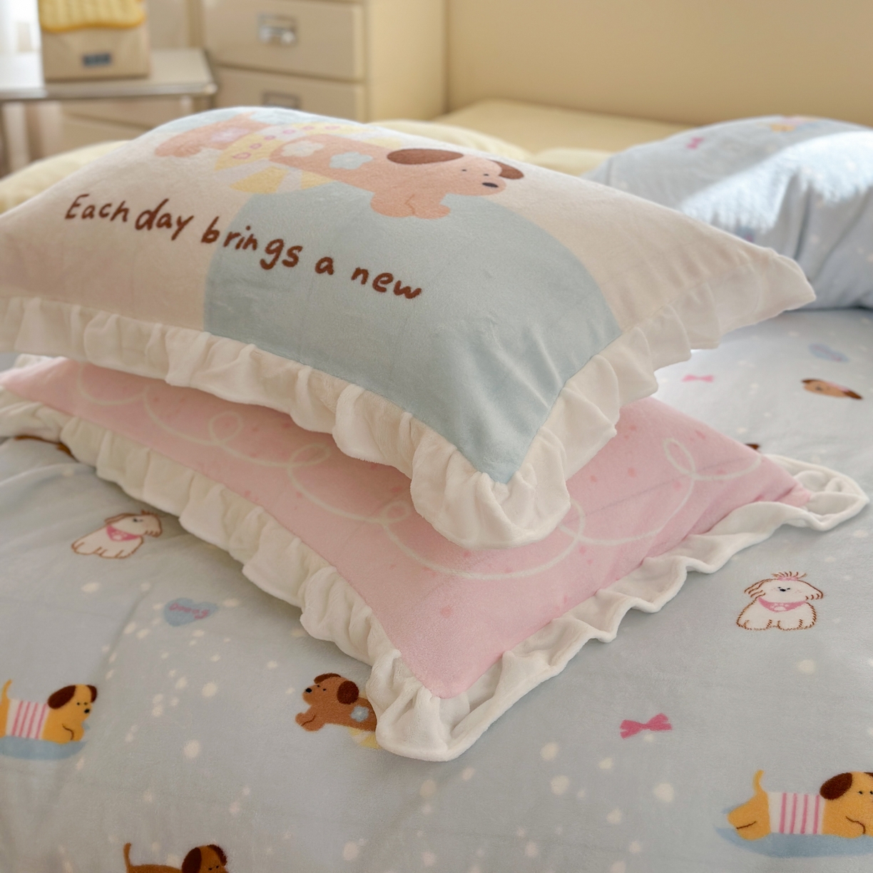 91家纺网 家纺一手货源 找家纺 美乐迪家纺 2025新款加厚牛奶绒花边四件套 香肠狗