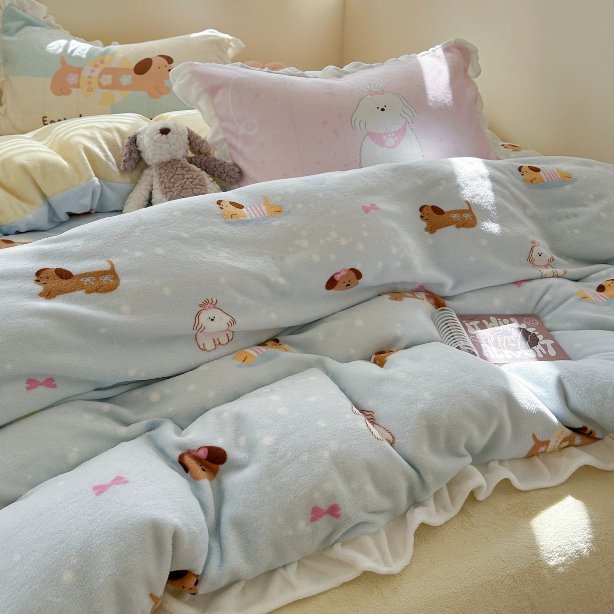 91家纺网 家纺一手货源 找家纺 美乐迪家纺 2025新款加厚牛奶绒花边四件套 香肠狗