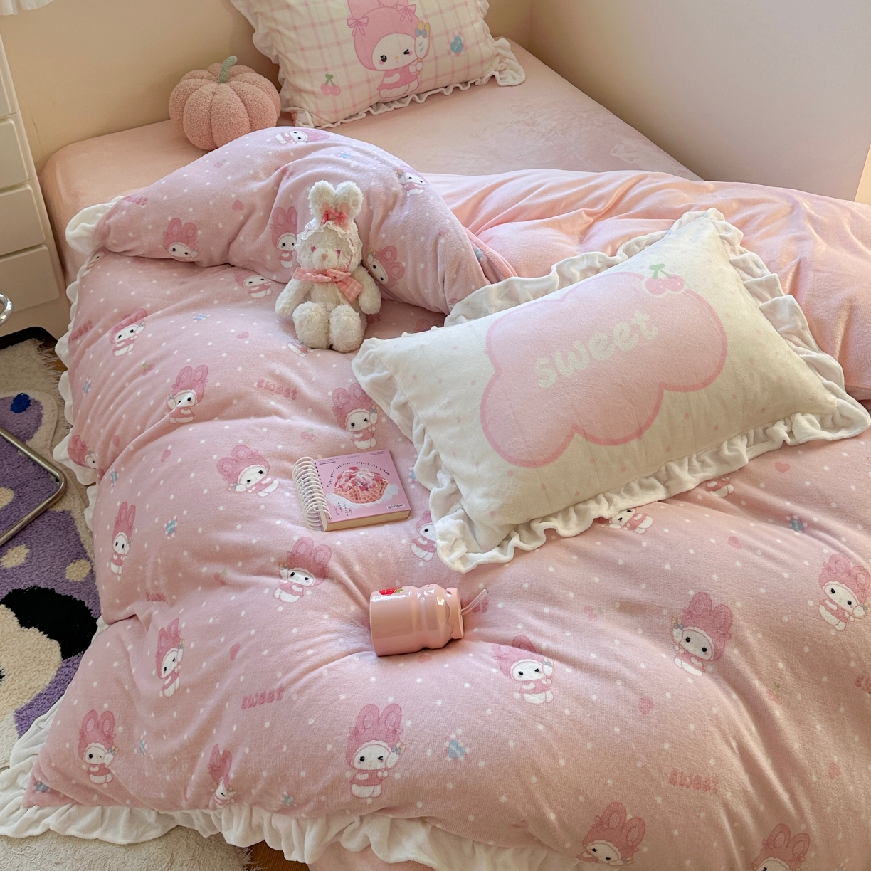 91家纺网 家纺一手货源 找家纺 美乐迪家纺 2025新款加厚牛奶绒花边四件套 头套小兔