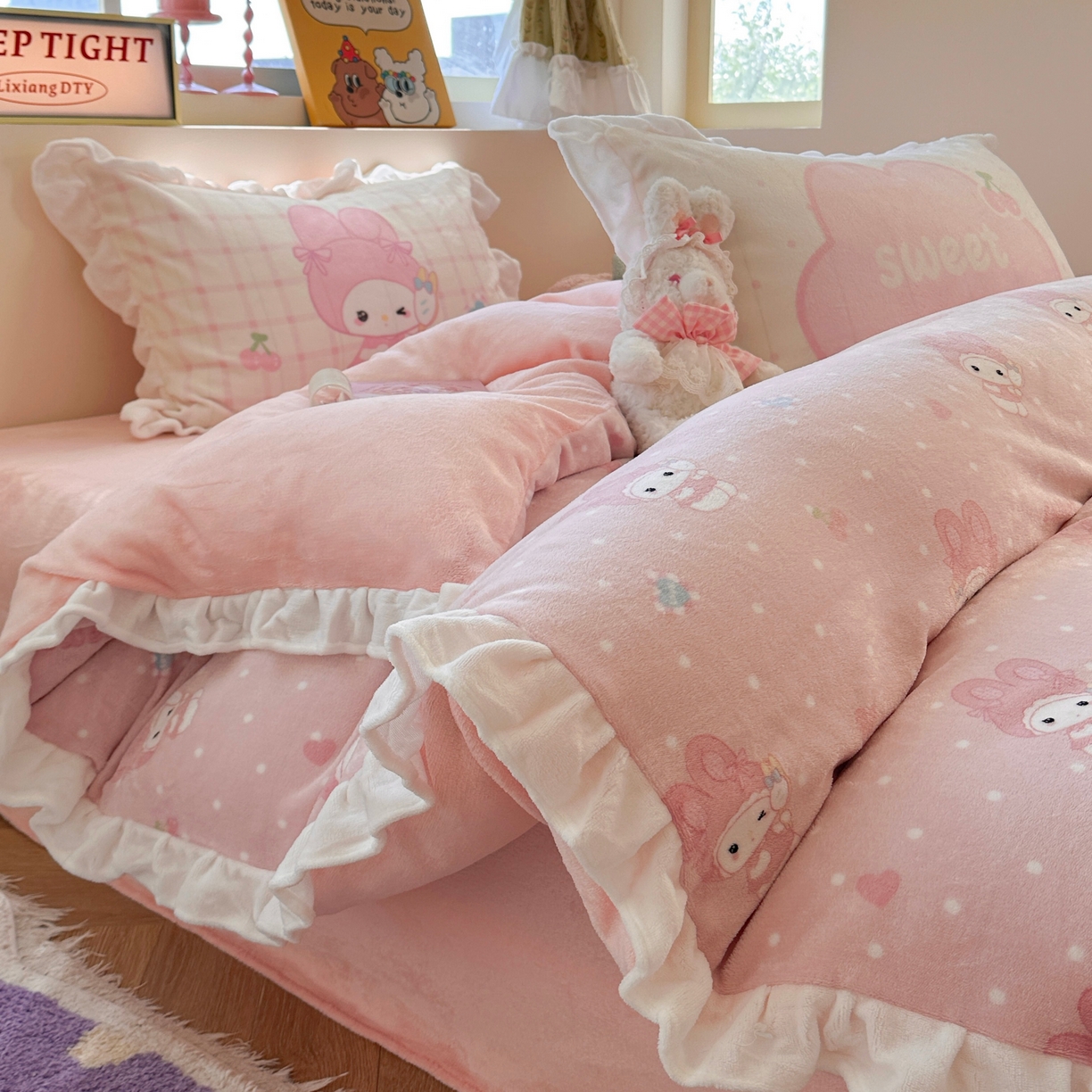 91家纺网 家纺一手货源 找家纺 美乐迪家纺 2025新款加厚牛奶绒花边四件套 头套小兔