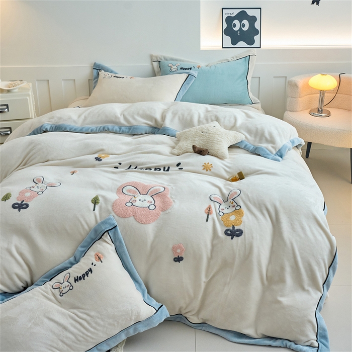 91家纺网 家纺一手货源 找家纺 （总）兰紫橙家纺 2025新款亲肤舒适毛巾绣牛奶绒四件套 8斤重