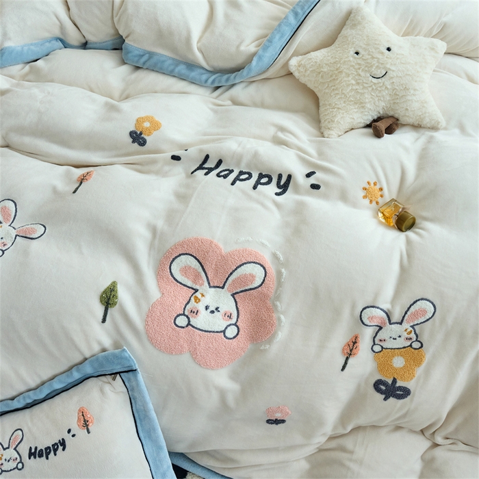 91家纺网 家纺一手货源 找家纺 （总）兰紫橙家纺 2025新款亲肤舒适毛巾绣牛奶绒四件套 8斤重