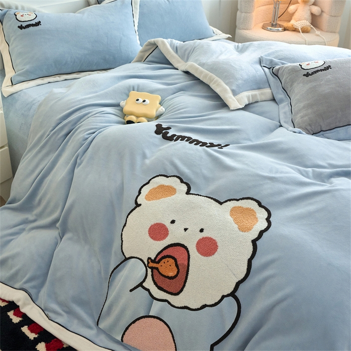 91家纺网 家纺一手货源 找家纺 兰紫橙家纺 2025新款亲肤舒适毛巾绣牛奶绒四件套 小熊-天空蓝