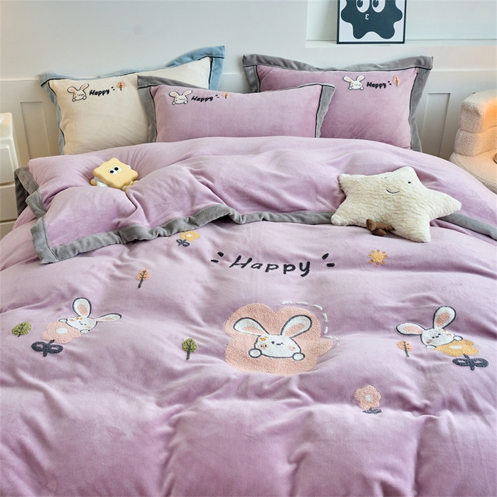 91家纺网 家纺一手货源 找家纺 兰紫橙家纺 2025新款亲肤舒适毛巾绣牛奶绒四件套 开心兔-罗兰紫