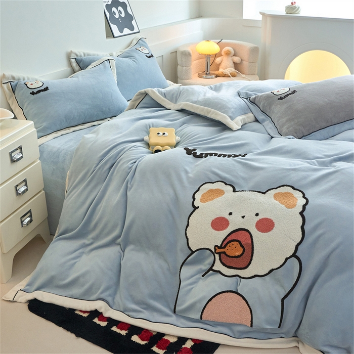 91家纺网 家纺一手货源 找家纺 兰紫橙家纺 2025新款亲肤舒适毛巾绣牛奶绒四件套 小熊-天空蓝