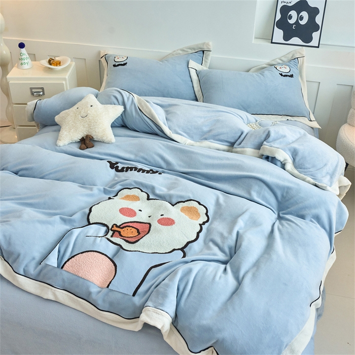 91家纺网 家纺一手货源 找家纺 兰紫橙家纺 2025新款亲肤舒适毛巾绣牛奶绒四件套 小熊-天空蓝