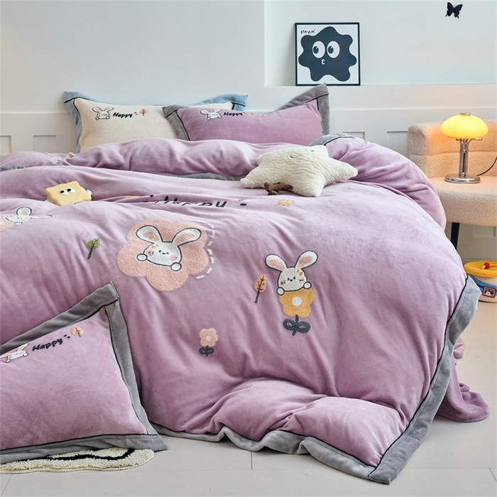 91家纺网 家纺一手货源 找家纺 兰紫橙家纺 2025新款亲肤舒适毛巾绣牛奶绒四件套 开心兔-罗兰紫