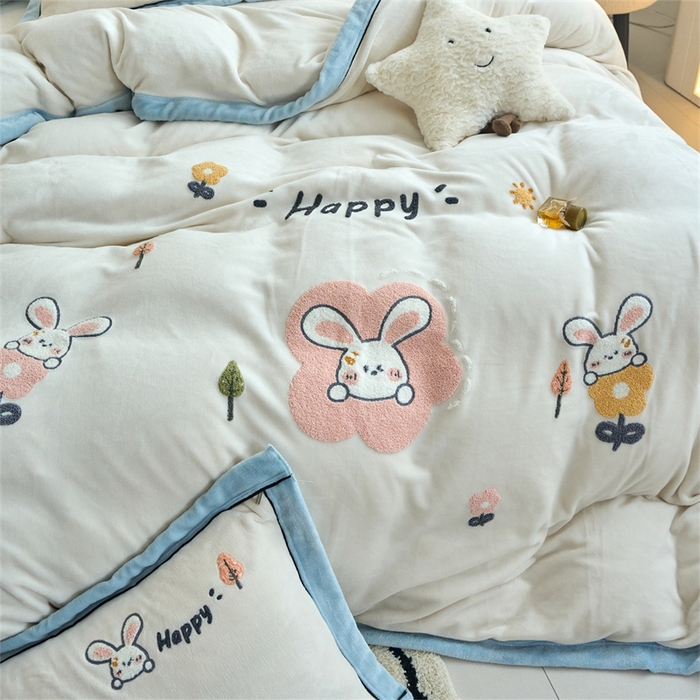 91家纺网 家纺一手货源 找家纺 （总）兰紫橙家纺 2025新款亲肤舒适毛巾绣牛奶绒四件套 8斤重