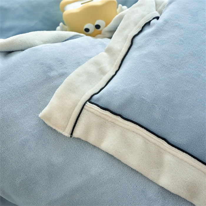 91家纺网 家纺一手货源 找家纺 兰紫橙家纺 2025新款亲肤舒适毛巾绣牛奶绒四件套 小熊-天空蓝