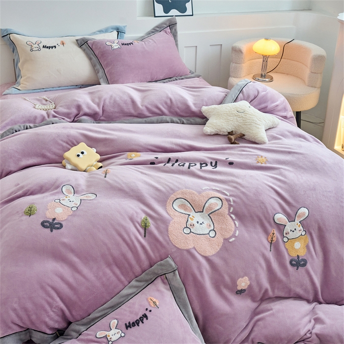 91家纺网 家纺一手货源 找家纺 兰紫橙家纺 2025新款亲肤舒适毛巾绣牛奶绒四件套 开心兔-罗兰紫