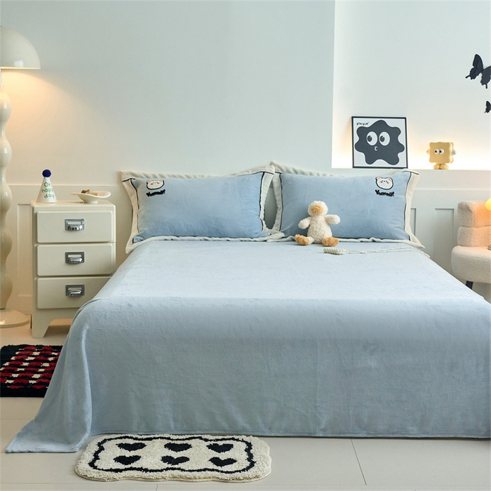 91家纺网 家纺一手货源 找家纺 兰紫橙家纺 2025新款亲肤舒适毛巾绣牛奶绒四件套 小熊-天空蓝