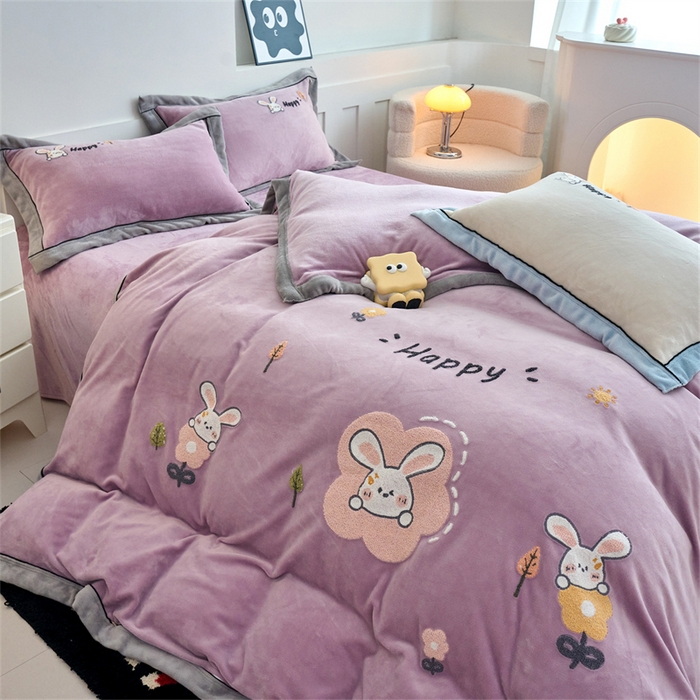 91家纺网 家纺一手货源 找家纺 兰紫橙家纺 2025新款亲肤舒适毛巾绣牛奶绒四件套 开心兔-罗兰紫