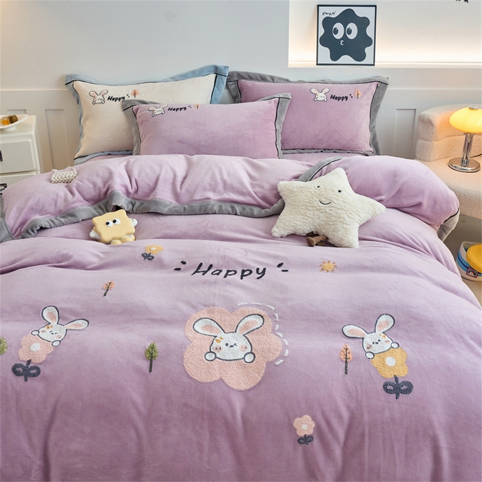 91家纺网 家纺一手货源 找家纺 兰紫橙家纺 2025新款亲肤舒适毛巾绣牛奶绒四件套 开心兔-罗兰紫
