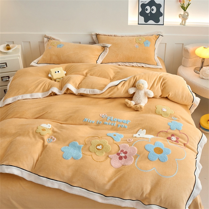 91家纺网 家纺一手货源 找家纺 兰紫橙家纺 2025新款亲肤舒适毛巾绣牛奶绒四件套 桃花朵朵开-雏菊黄