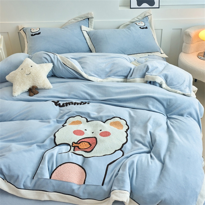 91家纺网 家纺一手货源 找家纺 兰紫橙家纺 2025新款亲肤舒适毛巾绣牛奶绒四件套 小熊-天空蓝
