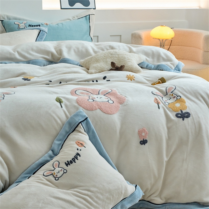 91家纺网 家纺一手货源 找家纺 （总）兰紫橙家纺 2025新款亲肤舒适毛巾绣牛奶绒四件套 8斤重