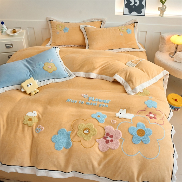 91家纺网 家纺一手货源 找家纺 兰紫橙家纺 2025新款亲肤舒适毛巾绣牛奶绒四件套 桃花朵朵开-雏菊黄