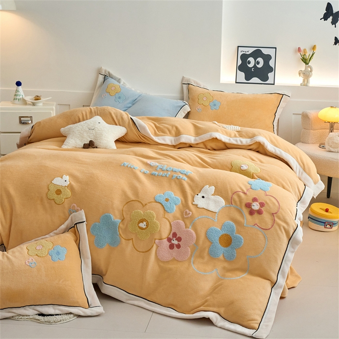 91家纺网 家纺一手货源 找家纺 兰紫橙家纺 2025新款亲肤舒适毛巾绣牛奶绒四件套 桃花朵朵开-雏菊黄