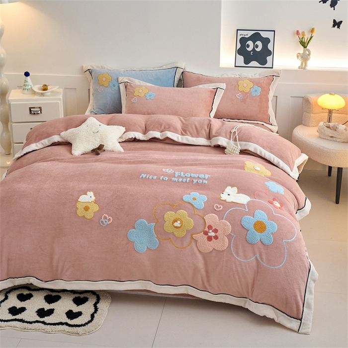 91家纺网 家纺一手货源 找家纺 兰紫橙家纺 2025新款亲肤舒适毛巾绣牛奶绒四件套 桃花朵朵开-星柚粉