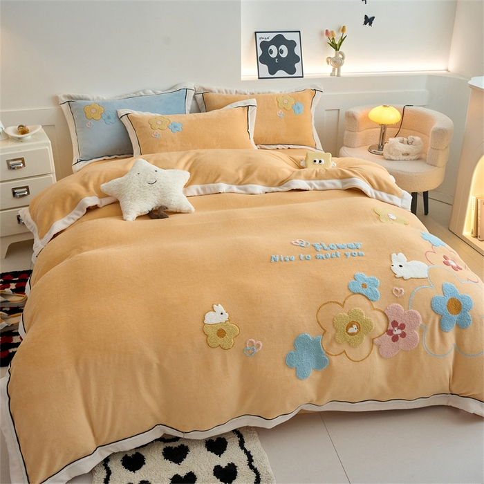 91家纺网 家纺一手货源 找家纺 兰紫橙家纺 2025新款亲肤舒适毛巾绣牛奶绒四件套 桃花朵朵开-雏菊黄