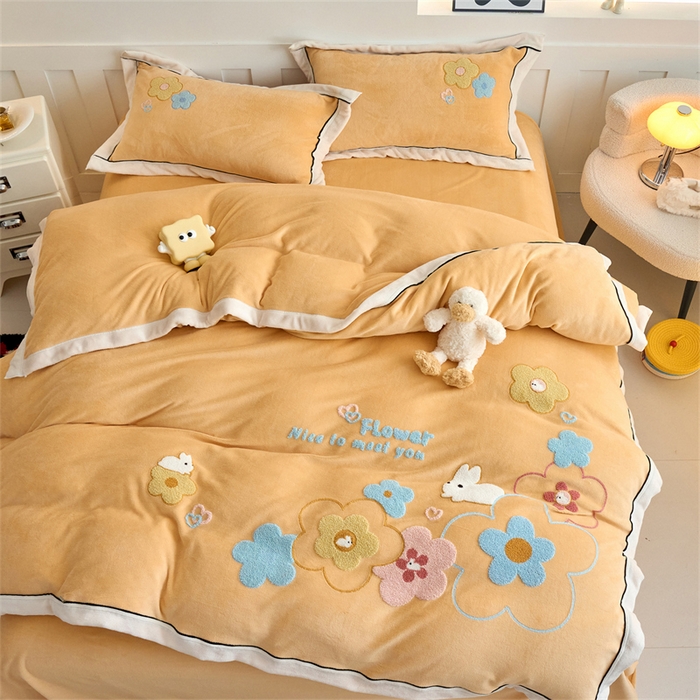 91家纺网 家纺一手货源 找家纺 兰紫橙家纺 2025新款亲肤舒适毛巾绣牛奶绒四件套 桃花朵朵开-雏菊黄