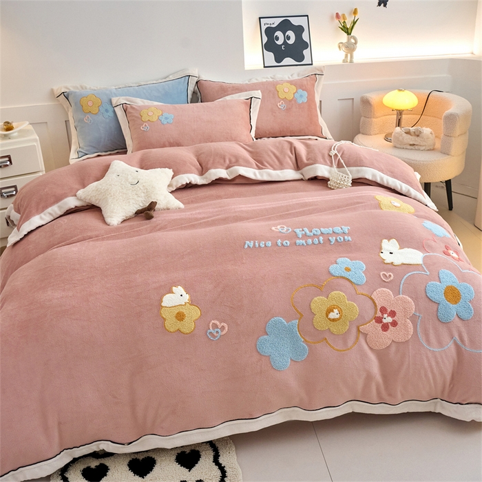 91家纺网 家纺一手货源 找家纺 兰紫橙家纺 2025新款亲肤舒适毛巾绣牛奶绒四件套 桃花朵朵开-星柚粉