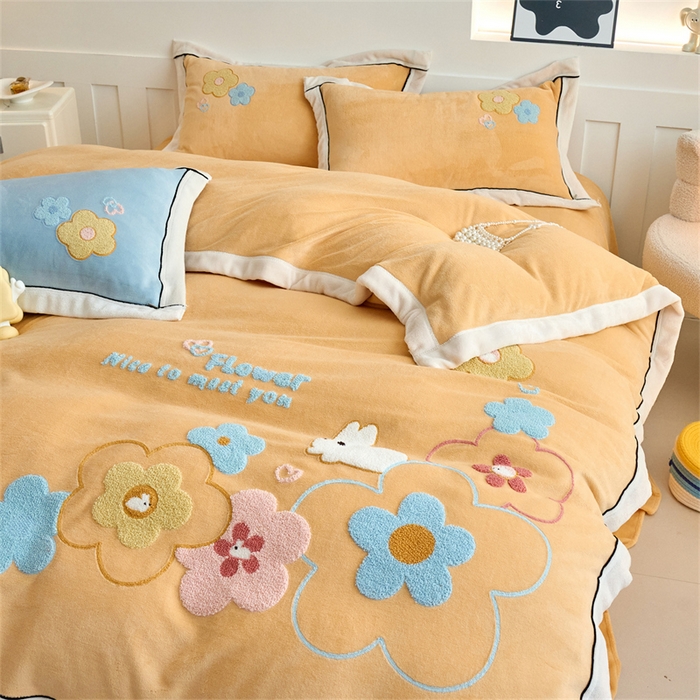 91家纺网 家纺一手货源 找家纺 兰紫橙家纺 2025新款亲肤舒适毛巾绣牛奶绒四件套 桃花朵朵开-雏菊黄
