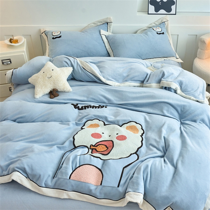 91家纺网 家纺一手货源 找家纺 兰紫橙家纺 2025新款亲肤舒适毛巾绣牛奶绒四件套 小熊-天空蓝
