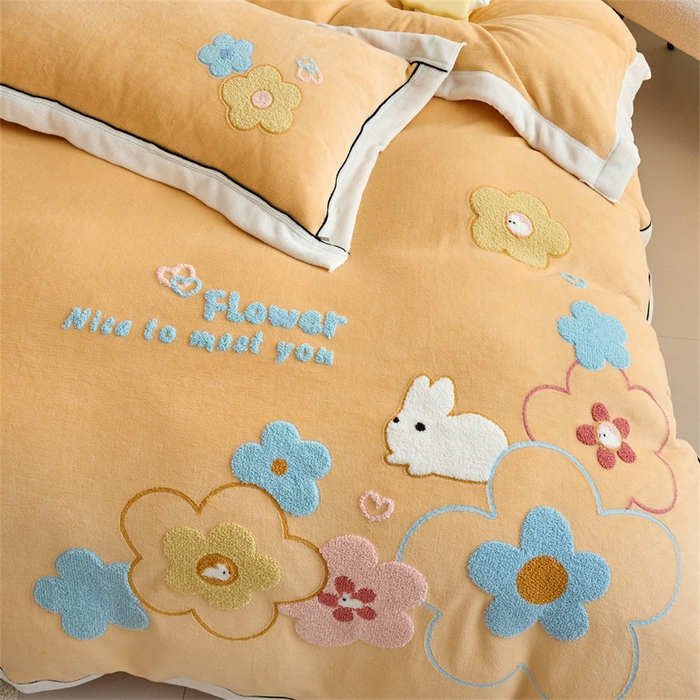 91家纺网 家纺一手货源 找家纺 兰紫橙家纺 2025新款亲肤舒适毛巾绣牛奶绒四件套 桃花朵朵开-雏菊黄
