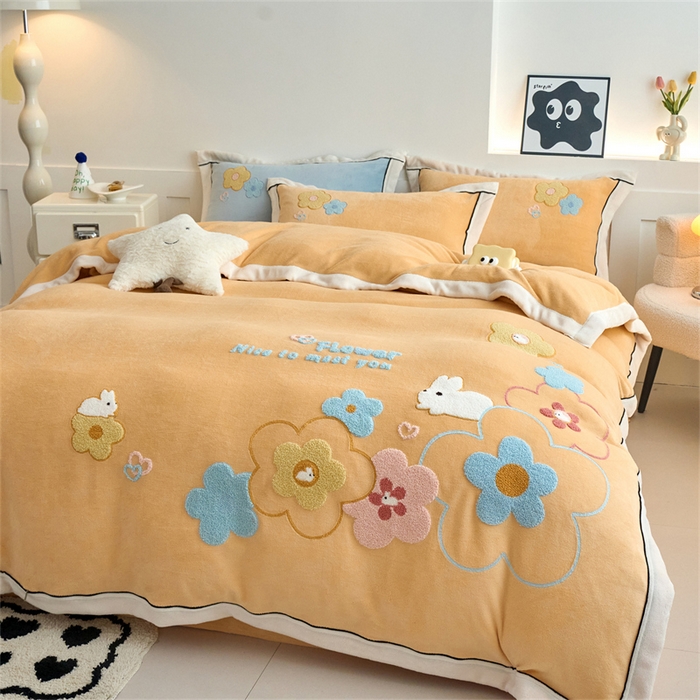 91家纺网 家纺一手货源 找家纺 兰紫橙家纺 2025新款亲肤舒适毛巾绣牛奶绒四件套 桃花朵朵开-雏菊黄