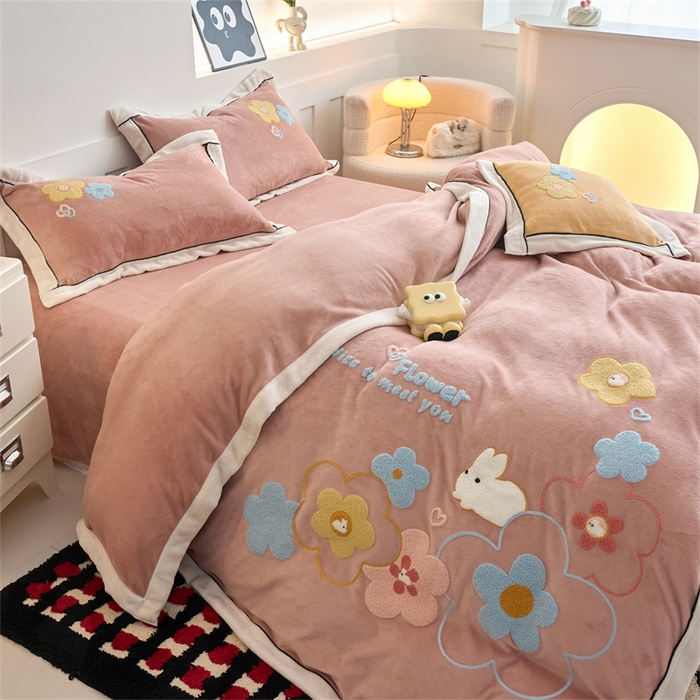 91家纺网 家纺一手货源 找家纺 兰紫橙家纺 2025新款亲肤舒适毛巾绣牛奶绒四件套 桃花朵朵开-星柚粉