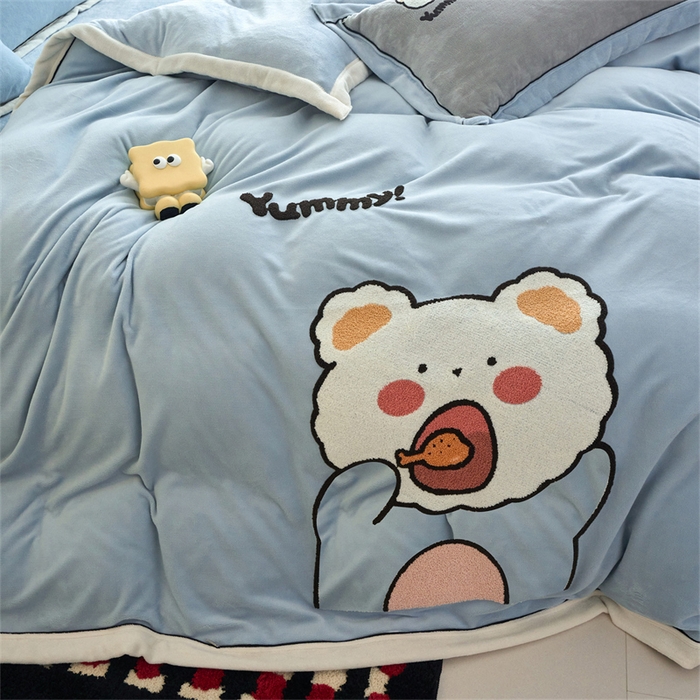 91家纺网 家纺一手货源 找家纺 兰紫橙家纺 2025新款亲肤舒适毛巾绣牛奶绒四件套 小熊-天空蓝